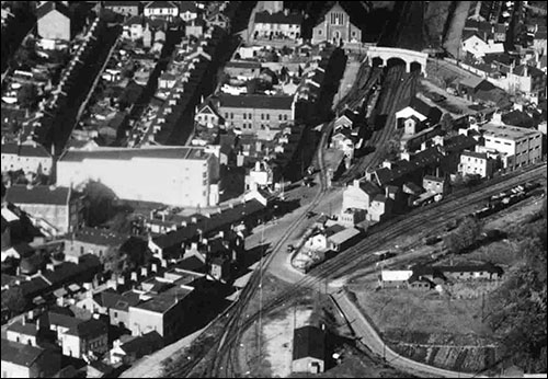 Aerial photo of Bethcar Street and level crossing in 1948
