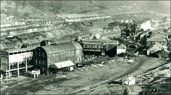 Photo of Ty Trist colliery in 1950