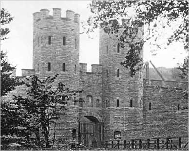 Old photo of Cardiff castle north gate