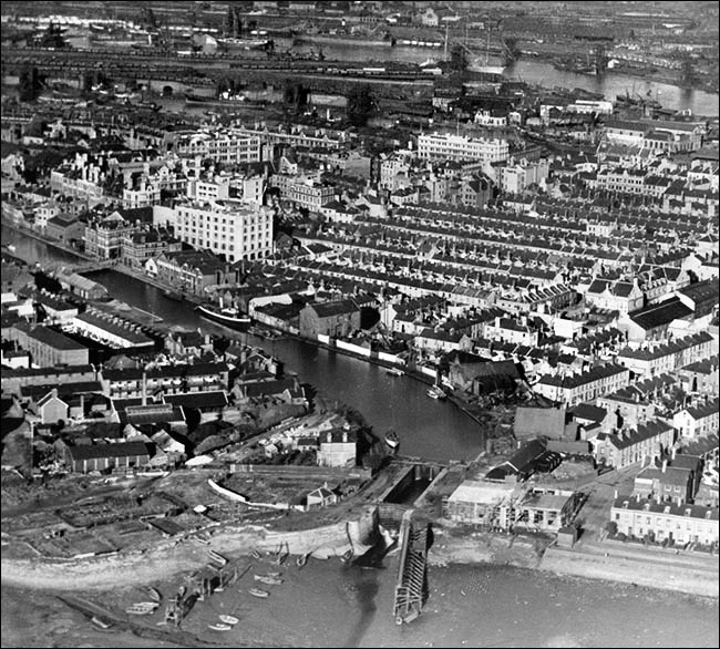 cardiff_canal_sea_lock