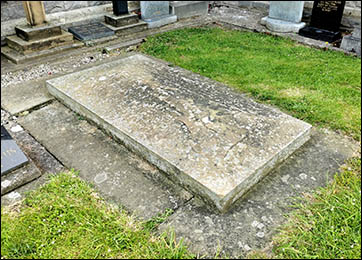 Photo of grave of Edmund Hunt