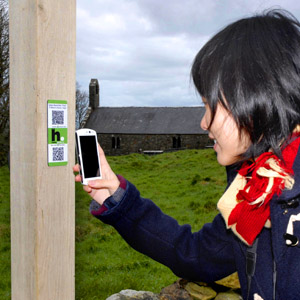 visitor scanning qr label