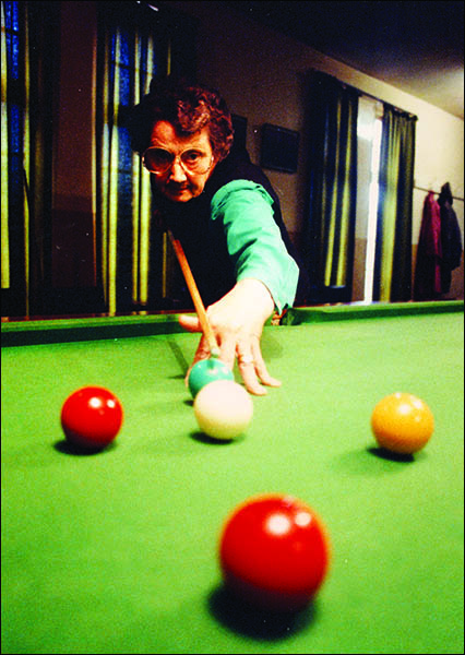 Photo of Agnes Davies playing snooker