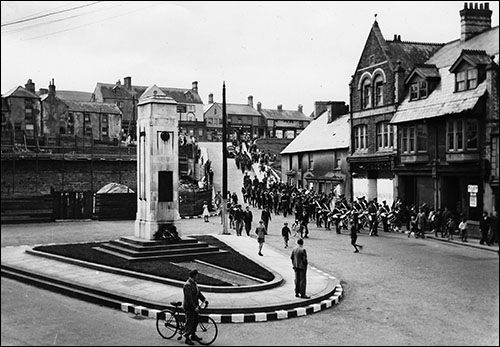 Photo of Caerphilly war memorial c.1950