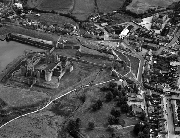 Aerial photo of Caerphilly including cinema in 1947 Aerial photo of Caerphilly including cinema in 1947