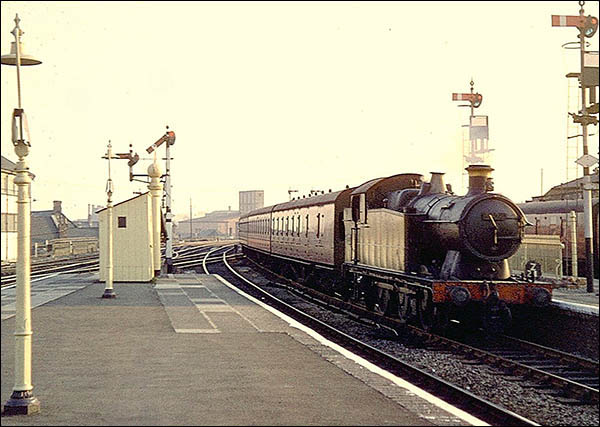 Photo of steam train at Cardiff Queen Street in 1962