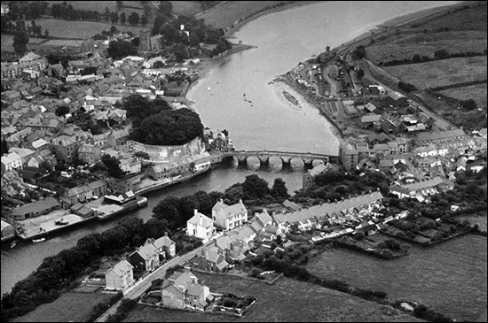 Aerial photo of Cardigan Bridge in 1932