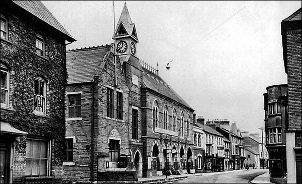 Photo of the Guildhall and markets halls in Cardigan in the 1940s