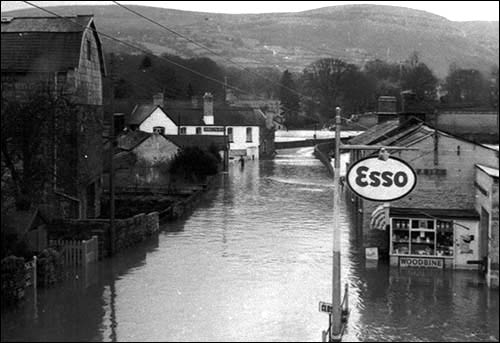 Photo of Bridge End Inn and vicinity in floods in 1961