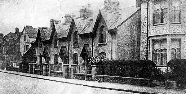 Photo of Insole Cottages before demolition in 1930s