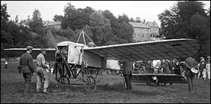 llandrindod_gustav_hamel_and_aeroplane