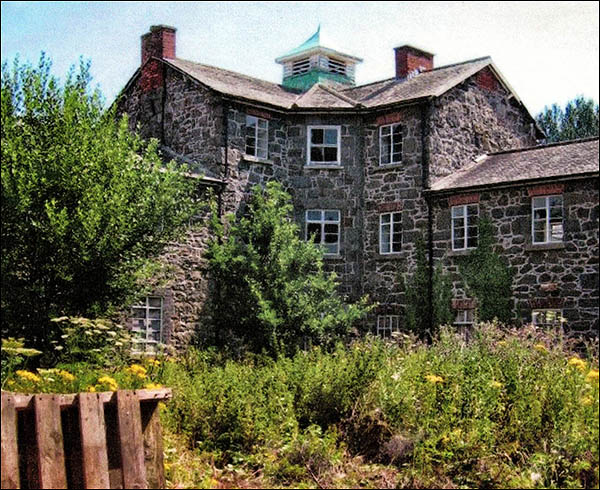 Photo of Llanfyllin workhouse when derelict