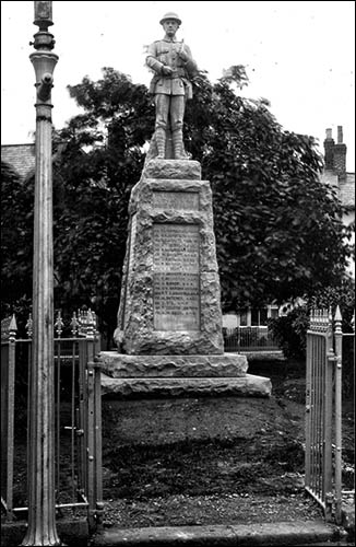 Photo of Monmouth war memorial when new