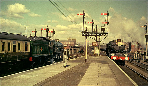 Photo of Swansea High Street station in 1962