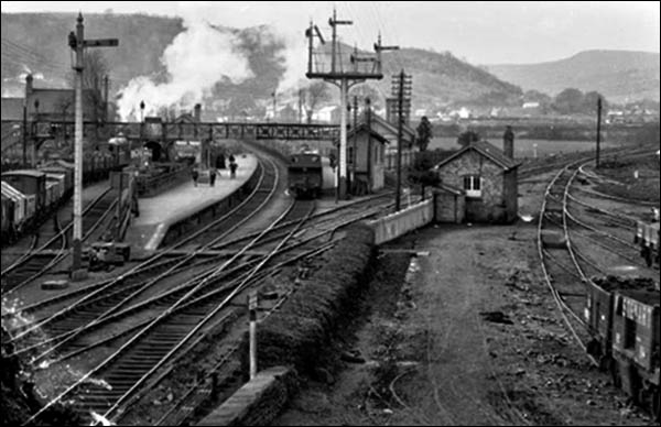 Old photo of Taff's Well station c.1905
