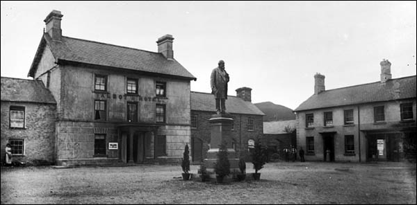 Old ohoto of Tregaron market square