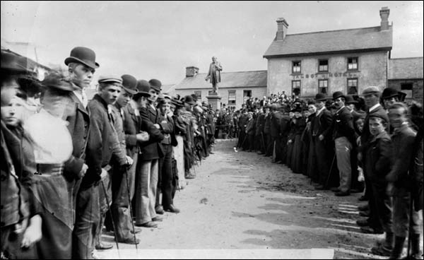 Photo of Tregaron square during 1893 statue unveiling