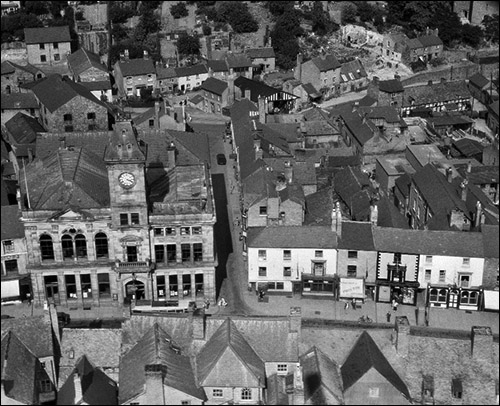 Aerial photo of Welshpool town hall in 1947