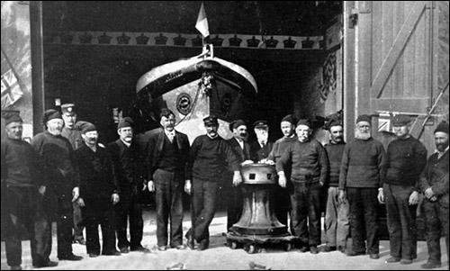 Photo of Aberdyfi lifeboat crew outside boathouse