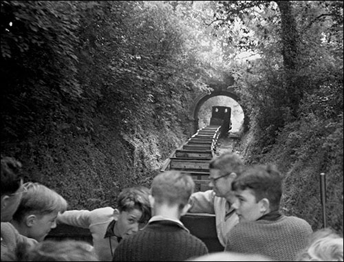 Photo of Penrhyn quarry train approaching skew bridge