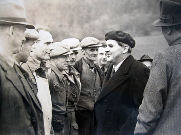 Photo of Aneurin Bevan meeting workmen at Cae Bricks