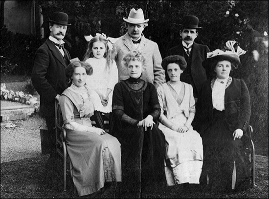 Photo of Ellis Davies with family and Lloyd George
