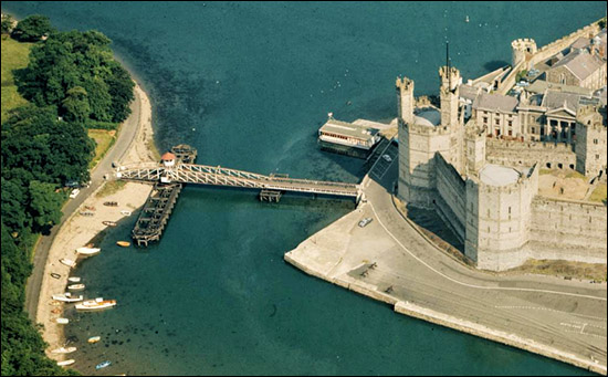 Photo of original swing bridge at Caernarfon