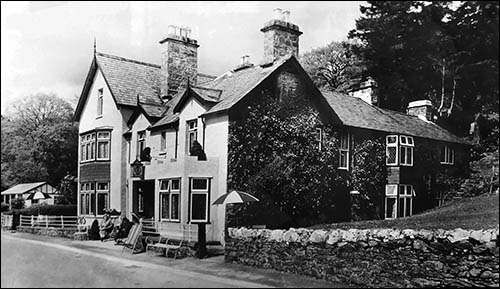 Old postcard photo of Tyn-y-Coed Inn