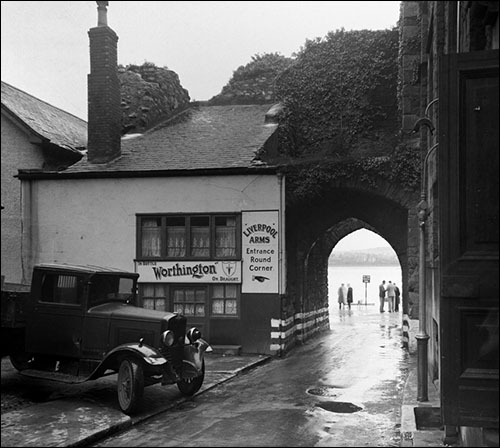 Photo of Liverpool Arms and Lower Gate in 1952