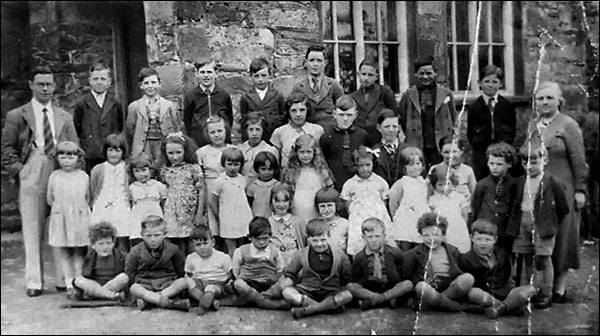 Photo of pupils at Llandinorwig school in 1938