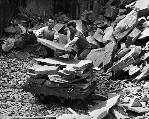 dinorwig_quarrmen_loading_slate_slabs