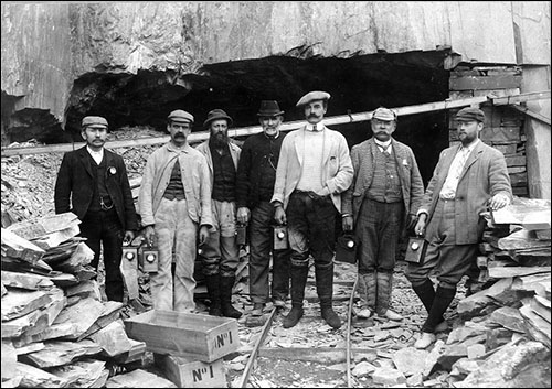 dinorwig_quarry_workmen_with_lamps