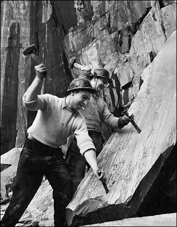 dinorwig_quarrymen_splitting_slate_blocks