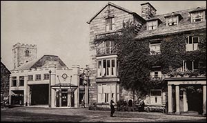 Photo of Royal Ship Hotel and garage in 1930