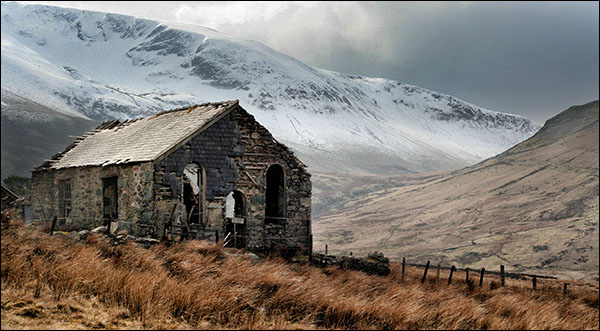 Photo of ruined Capel Hebron in 2013