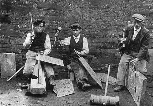 Old photo of Dinorwig quarrymen splitting slate Old photo of Dinorwig quarrymen splitting slate