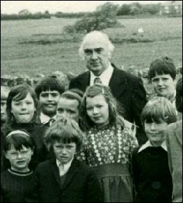 Photo of Tecwyn Roberts with schoolchildren