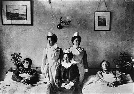 Photo of staff and patients at Llandudno cottage hospital