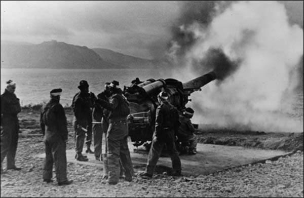 Photo of gun firing at coastal artillery school, Great Orme