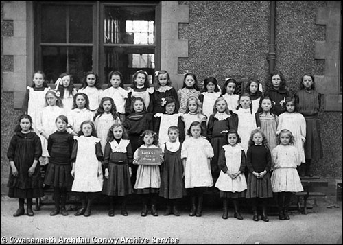 Old photo of girls at Lloyd Street School