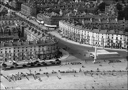 Aerial photo of Llandudno war memorial and prom in 1941