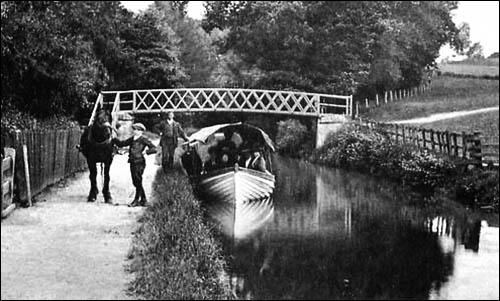 Old photo of horse-drawn boat on Llangollen Canal
