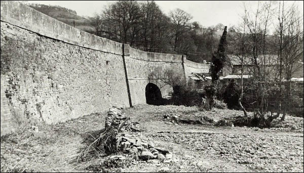 Old photo of Pentrefelin aqueduct and embankment wall