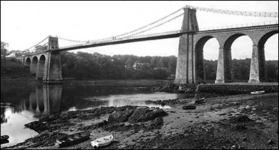 menai_bridge_ynys_y_moch_and_bridge