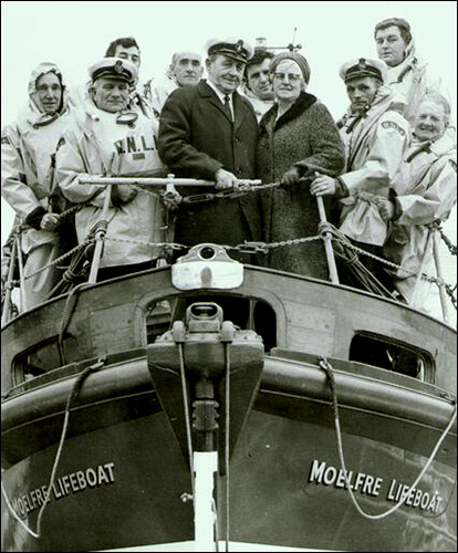 moelfre_dic_evans_and_lifeboat_crew