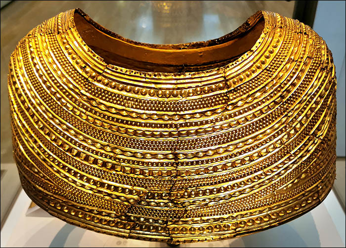 Photo of the Mold gold cape at the British Museum