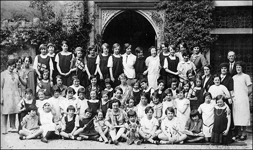 Old photo of school party at Graiglwyd Hall