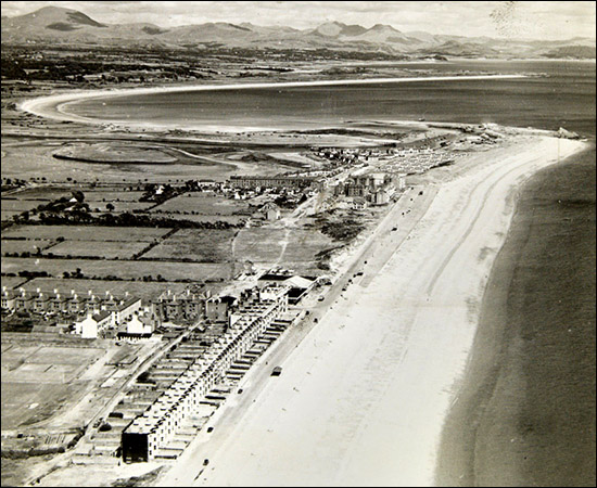 Aerial photo of Pwllheli promenade in 1950