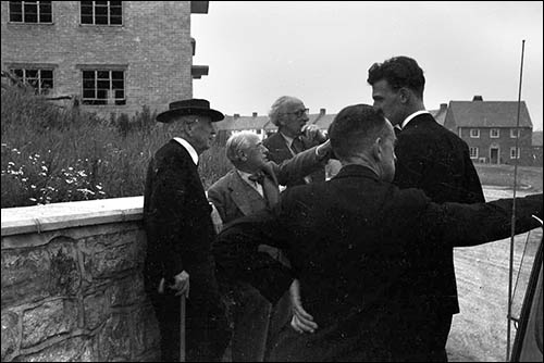 Photo of Frank Lloyd Wright and Clough Williams-Ellis at Elwy Road estate