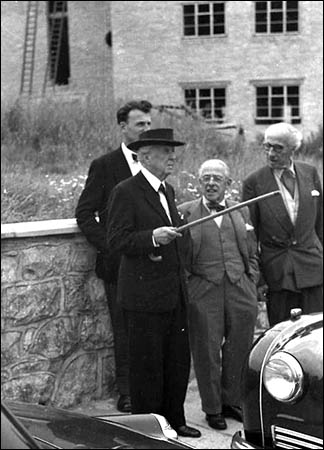 Photo of Frank Lloyd Wright and Clough Williams-Ellis at Elwy Road estate